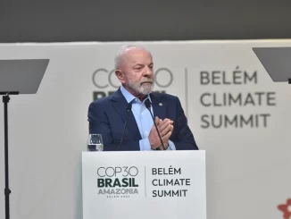 Lula durante a Conferência Belém Climate Summit, abordando os riscos do gasto militar para o clima e o potencial de causar um apocalipse.