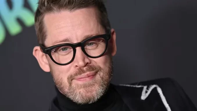 Macaulay Culkin lembra votação que levou à mudança oficial de nome, com expressão pensativa e óculos escuros em evento.