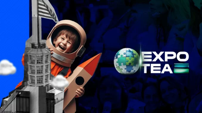 Menino feliz com máscara de astronauta segura foguete de brinquedo durante evento gratuito da ExpoTEA 2025, que oferece atrações culturais focadas no autismo.