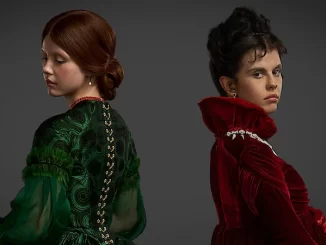 Cena da atriz Mia Goth interpretando mãe e amor de Victor no novo filme Frankenstein, com figurinos históricos e expressão séria.