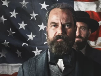 Cena da minissérie da Netflix 'Como um Relâmpago' retratando um momento sombrio, com dois homens vestindo roupas antigas e uma bandeira americana ao fundo.