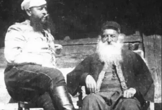 mitar-tarabich-vidente-servio-previu-guerras-e-pandemias Imagem histórica de Mitar Tarabich, o vidente sérvio que previa guerras e pandemias, com seu acompanhamento de duas figuras antigas, revelando seu papel como um vidente renomado.