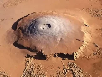 Imagem do Monte Olimpo em Marte, o maior vulcão gigante do Sistema Solar, com sua câmara crateras, begeistert na superfície avermelhada do planeta vermelho.