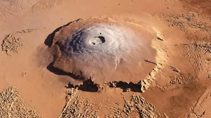 Imagem do Monte Olimpo em Marte, o maior vulcão gigante do Sistema Solar, com sua câmara crateras, begeistert na superfície avermelhada do planeta vermelho.