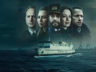 Imagem promocional da série Netflix sobre o naufrágio Heweliusz na Polônia em 1993, mostrando rostos de personagens e um navio no mar