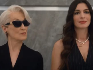 Imagem de Meryl Streep e Anne Hathaway no trailer de 'O Diabo Veste Prada 2', destaque para a atriz mais velha com óculos escuros e cabelo prateado, e a mais jovem com cabelo castanho e roupas elegantes, anunciando o filme.