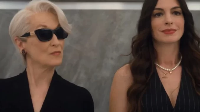 Imagem de Meryl Streep e Anne Hathaway no trailer de 'O Diabo Veste Prada 2', destaque para a atriz mais velha com óculos escuros e cabelo prateado, e a mais jovem com cabelo castanho e roupas elegantes, anunciando o filme.