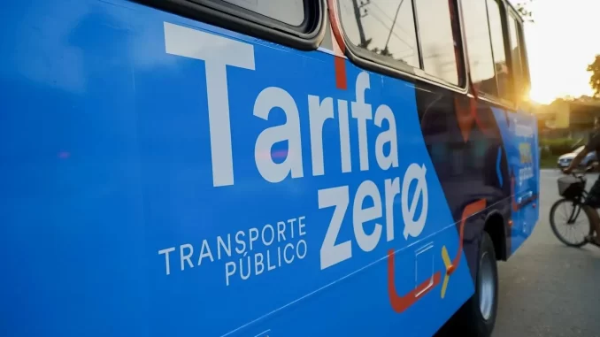 Imagem de um ônibus com placa indicando 'Tarifa zero Transporte Público', relacionado a estudo sobre fundo de empresas para tarifa zero no transporte