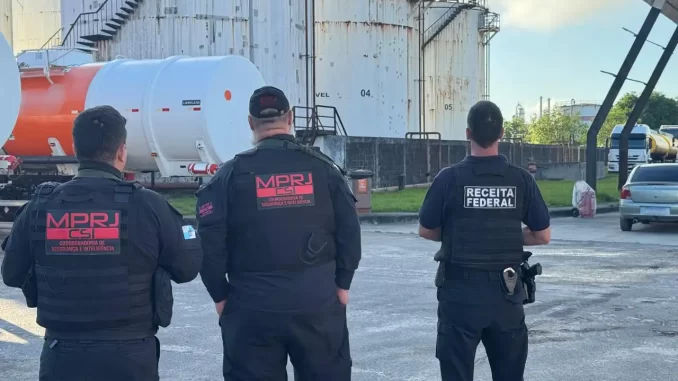 Operação da Receita Federal combate grupo Fit por fraude fiscal de R$ 26 bilhões, com policiais militares e fiscais federais em ação.