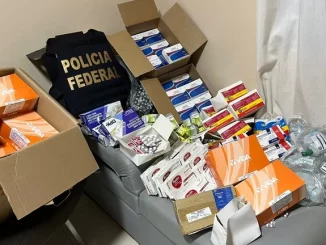 Operação da Polícia Federal desarticula esquema de tráfico internacional de medicamentos destinados aos EUA, apreendendo várias caixas de remédios e drogas.