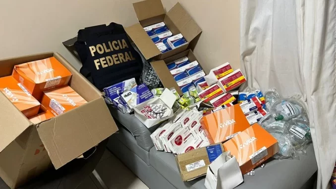 Operação da Polícia Federal desarticula esquema de tráfico internacional de medicamentos destinados aos EUA, apreendendo várias caixas de remédios e drogas.