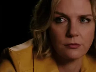 Cena da série Pluribus com anúncio do episódio 5 antecipado pela Apple para terça-feira, mostrando uma mulher de cabelo loiro usando blusa amarela e expressão séria.