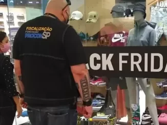 Fiscais do Procon-SP orientam e fiscalizam ofertas na Black Friday em loja, garantindo direitos dos consumidores durante a promoção