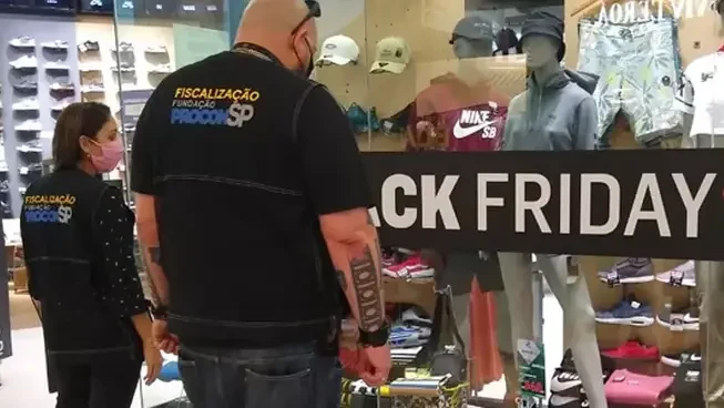Fiscais do Procon-SP orientam e fiscalizam ofertas na Black Friday em loja, garantindo direitos dos consumidores durante a promoção