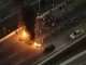 Protesto na rua com barricadas queimadas, fogo e pessoas ao redor, relacionados à discussão sobre o Senado tipificar bloqueio de vias como novo crime.