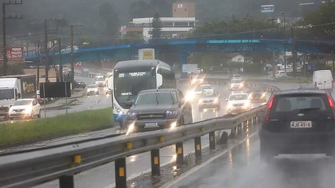 Imagem destacada - Frente fria provoca temporais com raios e ventos fortes em SC