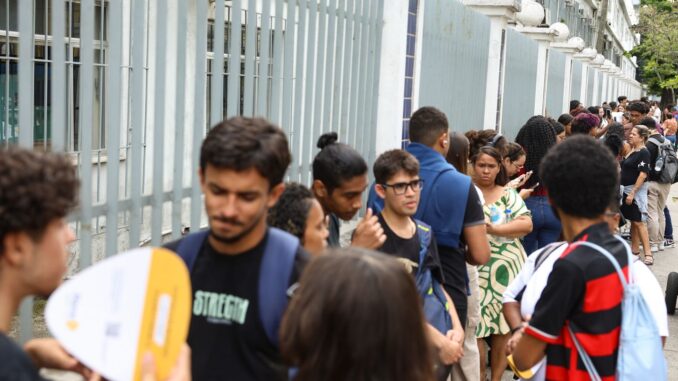 Imagem destacada - Candidatos chegam cedo para segundo dia de provas do Enem 2025