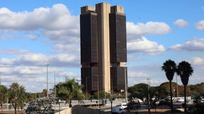 Imagem destacada - Mercado vê inflação de 2025 em 4,45%, abaixo do teto da meta