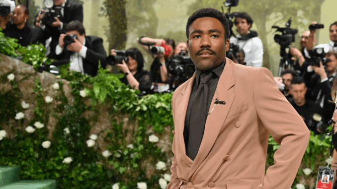 Imagem destacada - Donald Glover relata AVC e cirurgias cardíacas que interromperam turnê