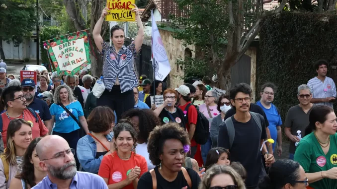 Imagem destacada - Protesto em SP repudia entrada de PMs armados em escola infantil