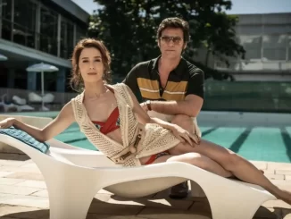 Cena da série da HBO Max que revive o caso Ângela Diniz e seus julgamentos, mostrando personagens em clima de novela na beira de uma piscina