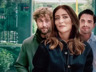 Cena da série 'Simplesmente Alicia', que aborda a temática de bigamia na Netflix na Colômbia, mostrando três personagens em um ambiente externo.