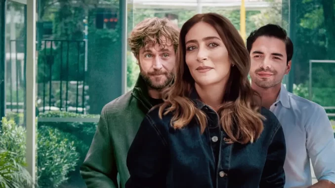 Cena da série 'Simplesmente Alicia', que aborda a temática de bigamia na Netflix na Colômbia, mostrando três personagens em um ambiente externo.