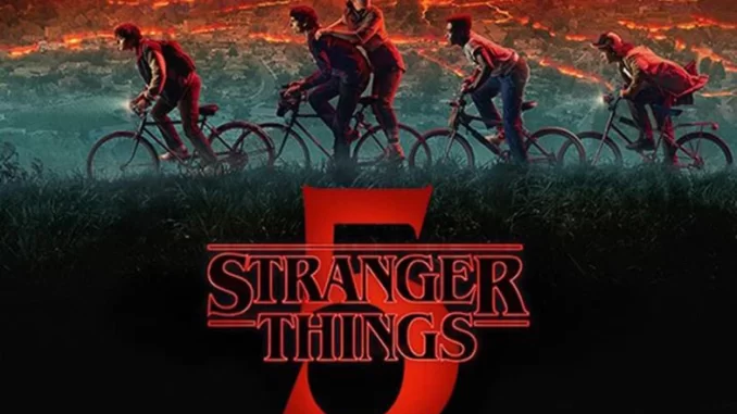 stranger-things-5-estreia-hoje-final-em-dezembro Cena da nova temporada de Stranger Things 5, com cinco personagens pedalando de bicicleta em um cenário que mistura natureza e uma paisagem de fogo ao fundo, demonstrando a expectativa pelo lançamento do final em dezembro.