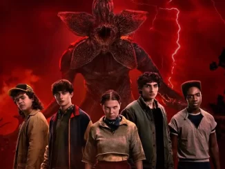 Cena de Stranger Things 5 com personagens principais e uma criatura assustadora ao fundo sob céu avermelhado e raios, fãs especulam seis mortes no final.