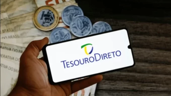 tesouro-direto-vendas-outubro-2023-bilhoes Imagem mostrando um telefone com o logo do Tesouro Direto, moedas de Real e papéis de dinheiro, destacando o crescimento das vendas em outubro com R$ 7,17 bilhões.