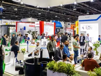 Imagem de feira de negócios na Pack Expo com destaque para a presença do Think Plastic Brazil, demonstrando retorno de US$172 por dólar. Diversas empresas e visitantes participam do evento, promovendo inovações no setor de plástico.