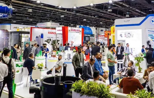 thinkplasticbrazil-packexpo-retorno-us172-png Imagem de feira de negócios na Pack Expo com destaque para a presença do Think Plastic Brazil, demonstrando retorno de US$172 por dólar. Diversas empresas e visitantes participam do evento, promovendo inovações no setor de plástico.