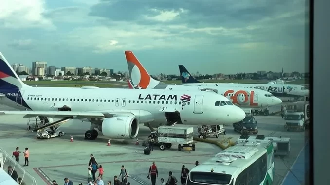 acordo-aeronautas-empresas-aereas-evitar-greve-virada-do-ano Acordo entre aeronautas e empresas aéreas evita greve na virada do ano, com passageiros desembarcando em aeroporto movimentado