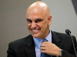 Imagem de Alexandre Moraes sorrindo, com traje formal, relacionada à notícia sobre Trump retira Alexandre Moraes e esposa da lista de sanções da Lei Magnitsky.