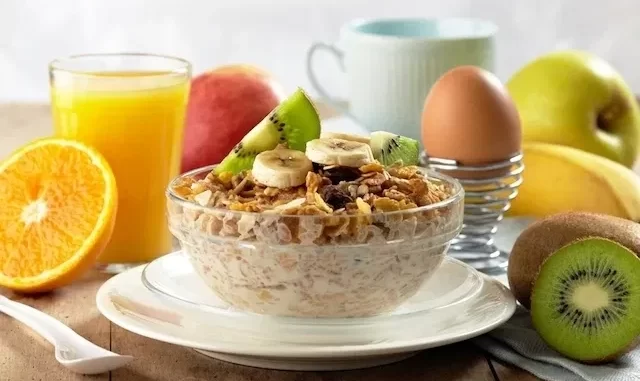 alimentos-no-cafe-da-manha-que-reduzem-a-gordura-abdominal-apos-50-anos Café da manhã saudável com frutas, aveia e ovos, focado em reduzir gordura abdominal após 50 anos.