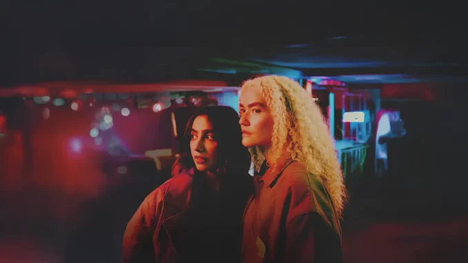 anavitoria-10anos-turne-das-esquinas-sp-jpg ANAVITÓRIA celebra 10 anos com turnê Das Esquinas em São Paulo, com as artistas em um cenário com luzes coloridas, destacando-se a energia do espetáculo.