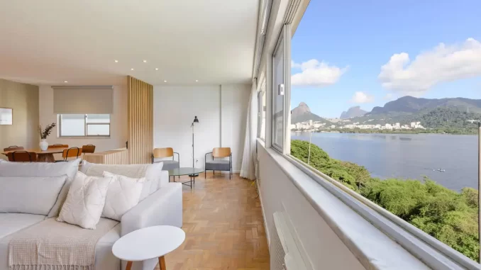 Apartamento de aluguel de curta duração no Rio de Janeiro com vista para a baía e as montanhas, destacando o crescimento do mercado de aluguel por temporada.