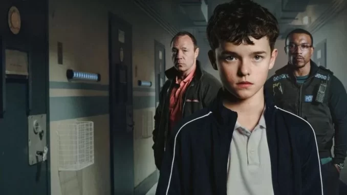 Cena da série de drama de 2025 mostrando três personagens, um adolescente e dois adultos, em um corredor de hospital ou instituição, refletindo emoções intensas e conflitos.