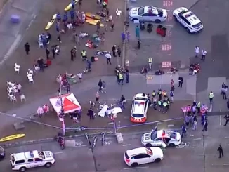 Imagem aérea de um ataque durante evento judaico em Sydney na Austrália, com várias vítimas e equipes de emergência atuando após o atentado que deixou 12 mortos.