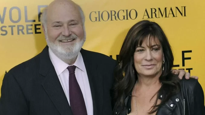 ator-rob-reiner-e-michele-singer-em-los-angeles-jpg Imagem de ator Rob Reiner e sua esposa Michele Singer juntos, ambos sorrindo, durante um evento em Los Angeles, com fundo amarelo mostrando marcas de moda.
