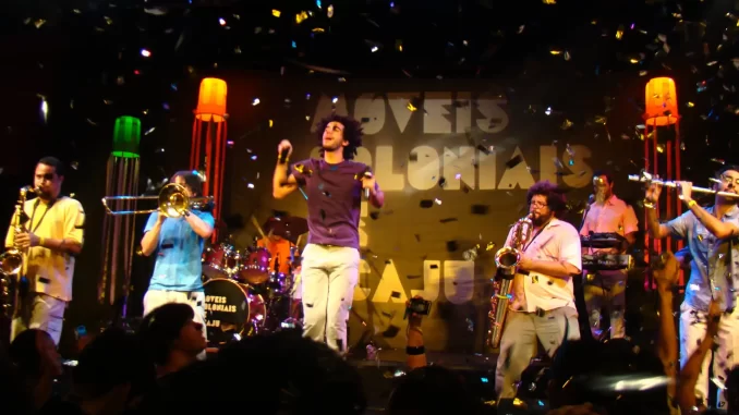 Banda Móveis Coloniais de Acaju faz show animado no Sesc 24 de Maio, celebrando o retorno aos palcos com uma performance vibrante diante do público