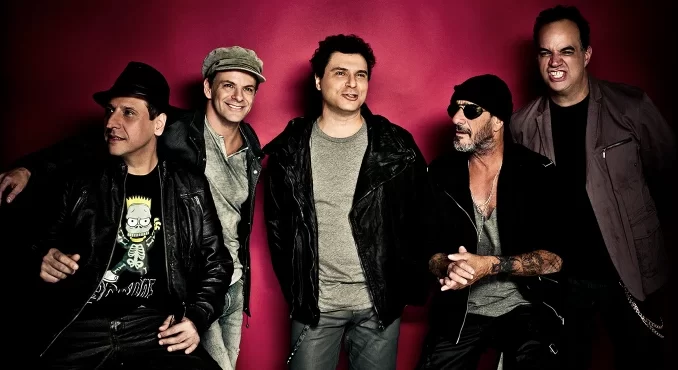 Barão Vermelho confirma show de fim de ano na Lapa, Rio de Janeiro, atraindo fãs de rock com seus hits clássicos em uma apresentação animada