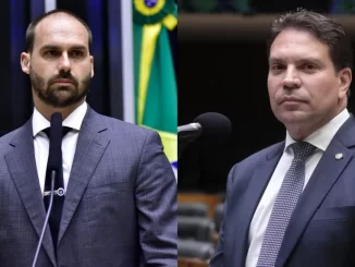 Imagem da Câmara dos Deputados com destaque para Alexandre Ramagem e Eduardo Bolsonaro, ligados à discussão sobre cassação de mandatos.