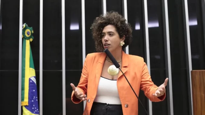 camara-dos-deputados-retorna-escolta-deputada-taliria-petrone-ameacada-de-morte Câmara dos Deputados retorna escolta da Deputada Talíria Petrone ameaçada de morte, com a parlamentar falando na tribuna do plenário.