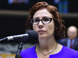 Carla Zambelli, política brasileira, durante pronunciamento após decisão do STF, renunciando ao mandato parlamentar.