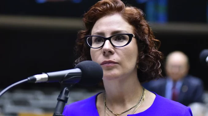 carla-zambelli-renuncia-stf-jpg Carla Zambelli, política brasileira, durante pronunciamento após decisão do STF, renunciando ao mandato parlamentar.