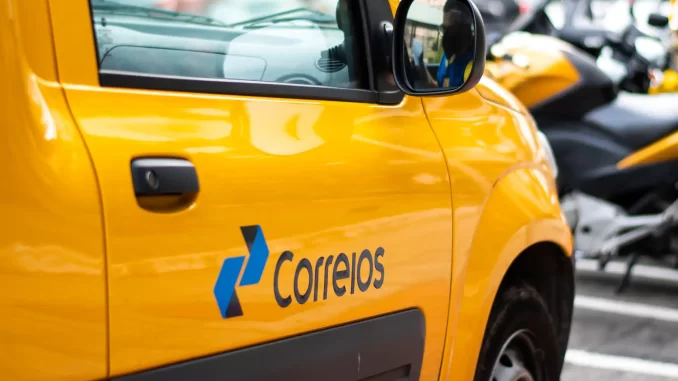 Imagem de um carro amarelo dos Correios, representando a discussão sobre a venda da estatal e a avaliação de parceria com setor privado pelo governo Lula.