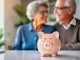 Casal de idosos sorrindo e conversando ao fundo, com um cofrinho de porquinho em destaque na mesa, representando planejamento financeiro para aposentadoria e previdência privada.