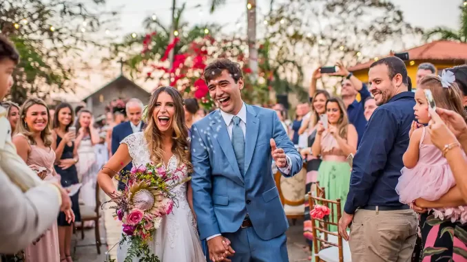 Casal feliz celebra o casamento civil ao ar livre com convidados sorridentes ao redor, refletindo a estabilidade dos casamentos no Brasil em 2026, segundo a Associação Brasileira de Eventos.