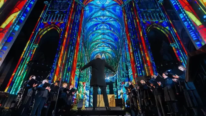 catedral-da-se-em-sp-espetaculo-luminiscence-luz-musica Espetáculo imersivo Luminiscence na Catedral da Sé em São Paulo, com projeções de luz colorida, música ao vivo e coro em celebração artística.